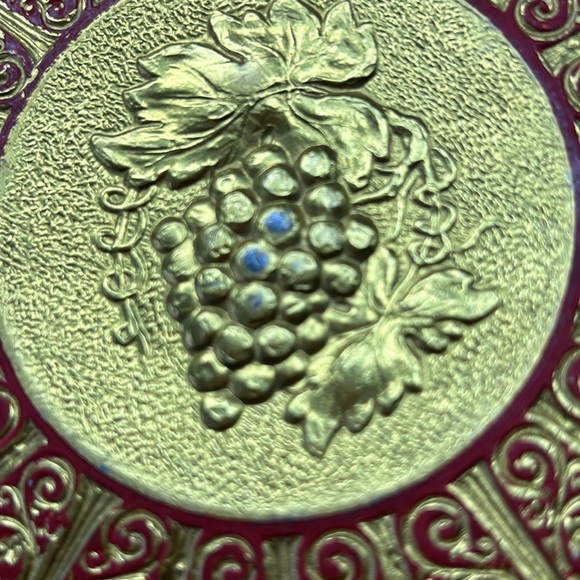 Vintage large round crimson and gold fruitcake tin by Guildcraft NY - Picture 8 of 8